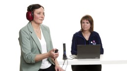 Audiograf Jorid Løkken utfører hørselstest på Torunn