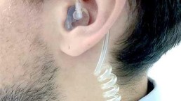 Sambandspropp med spiralslange i øret